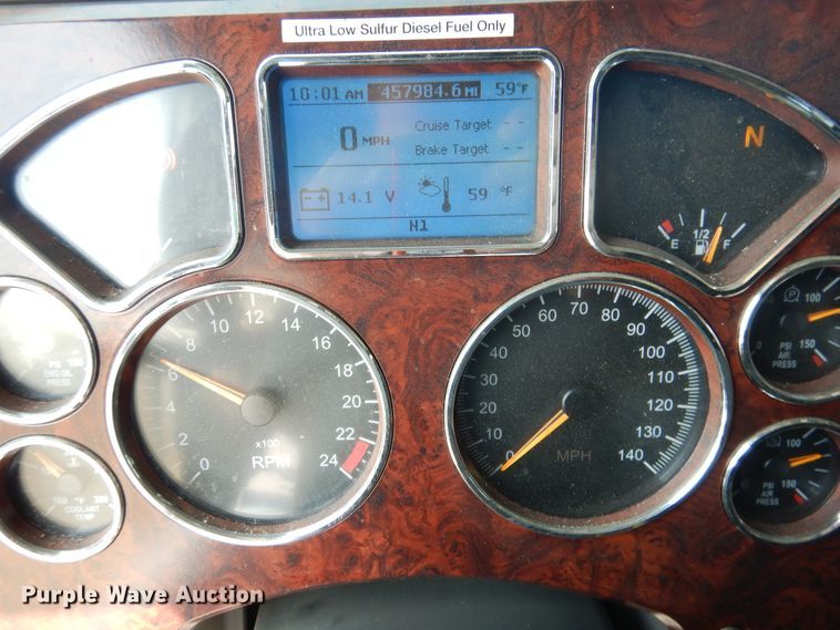 image for item GE9421 2015 Mack CXU613  semi truck