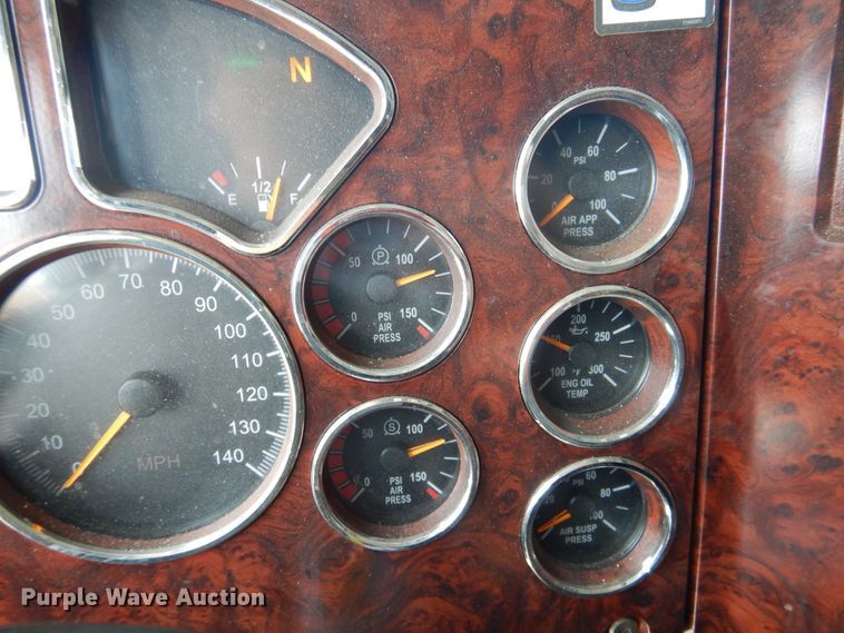 image for item GE9421 2015 Mack CXU613  semi truck