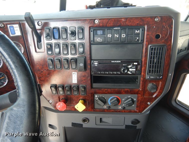 image for item GE9421 2015 Mack CXU613  semi truck