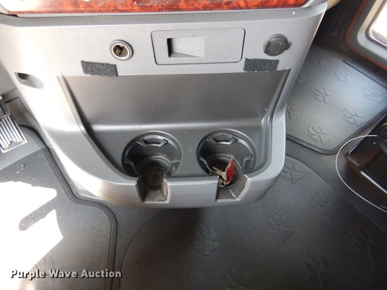 image for item GE9421 2015 Mack CXU613  semi truck