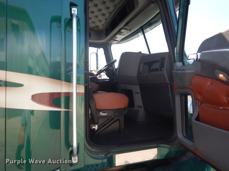 image for item GE9421 2015 Mack CXU613  semi truck