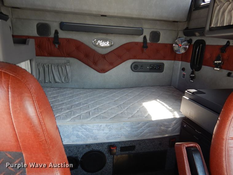 image for item GE9421 2015 Mack CXU613  semi truck