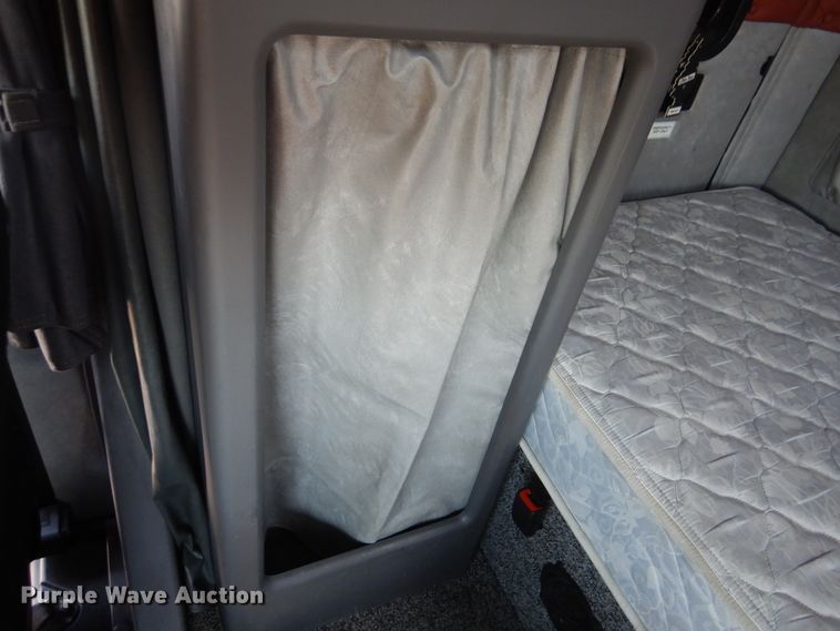 image for item GE9421 2015 Mack CXU613  semi truck