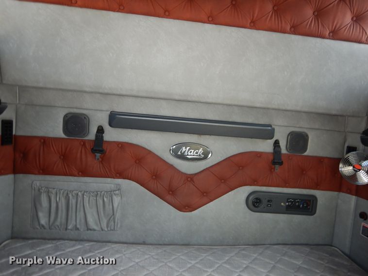 image for item GE9421 2015 Mack CXU613  semi truck