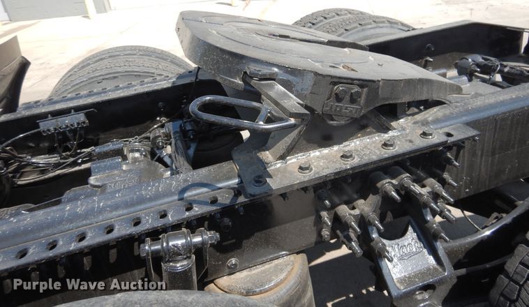 image for item GE9421 2015 Mack CXU613  semi truck