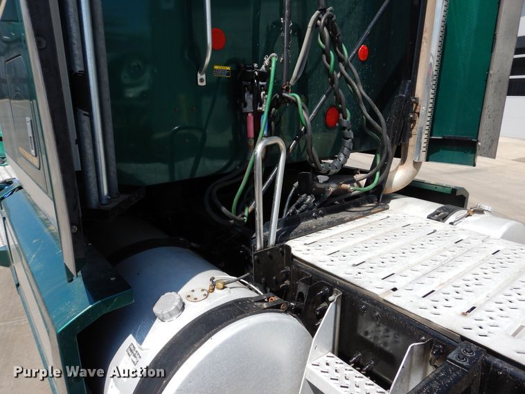 image for item GE9421 2015 Mack CXU613  semi truck