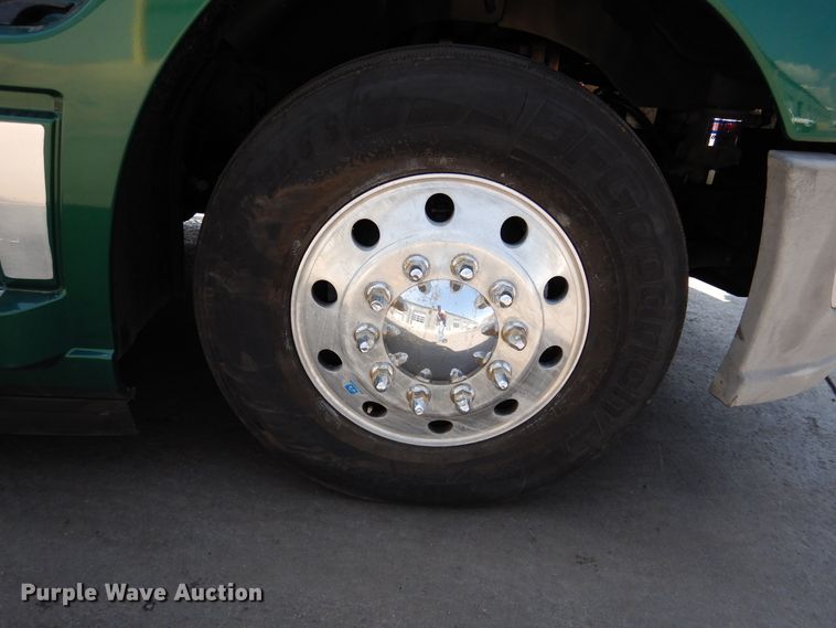 image for item GE9421 2015 Mack CXU613  semi truck