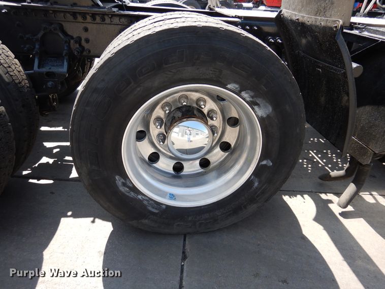 image for item GE9421 2015 Mack CXU613  semi truck