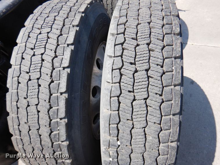 image for item GE9421 2015 Mack CXU613  semi truck