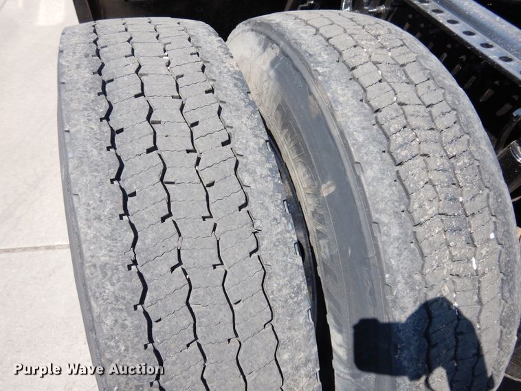 image for item GE9421 2015 Mack CXU613  semi truck