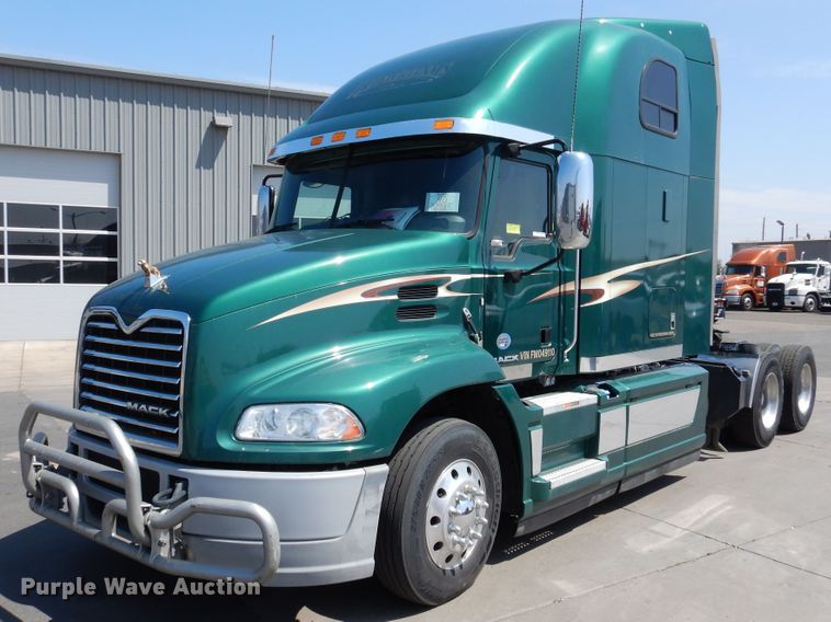 image for item GE9422 2015 Mack CXU613  semi truck