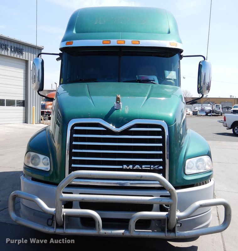 image for item GE9422 2015 Mack CXU613  semi truck