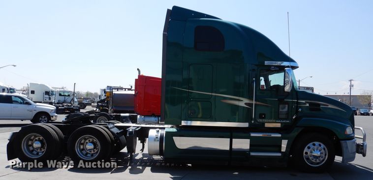 image for item GE9422 2015 Mack CXU613  semi truck