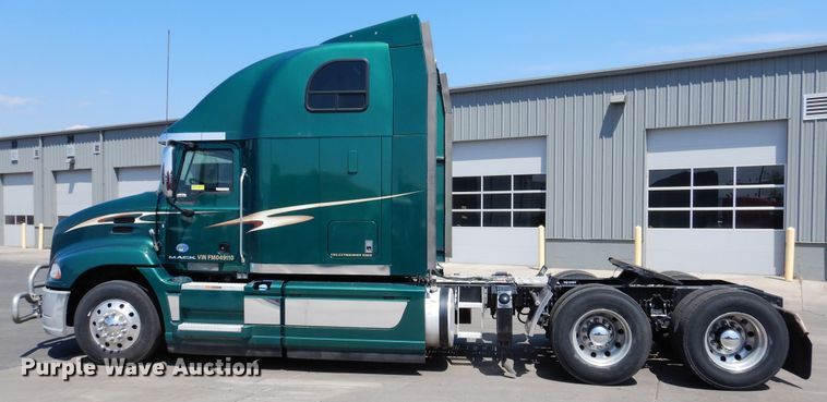 image for item GE9422 2015 Mack CXU613  semi truck