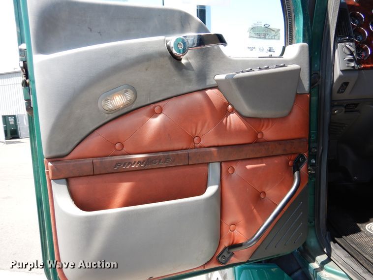 image for item GE9422 2015 Mack CXU613  semi truck