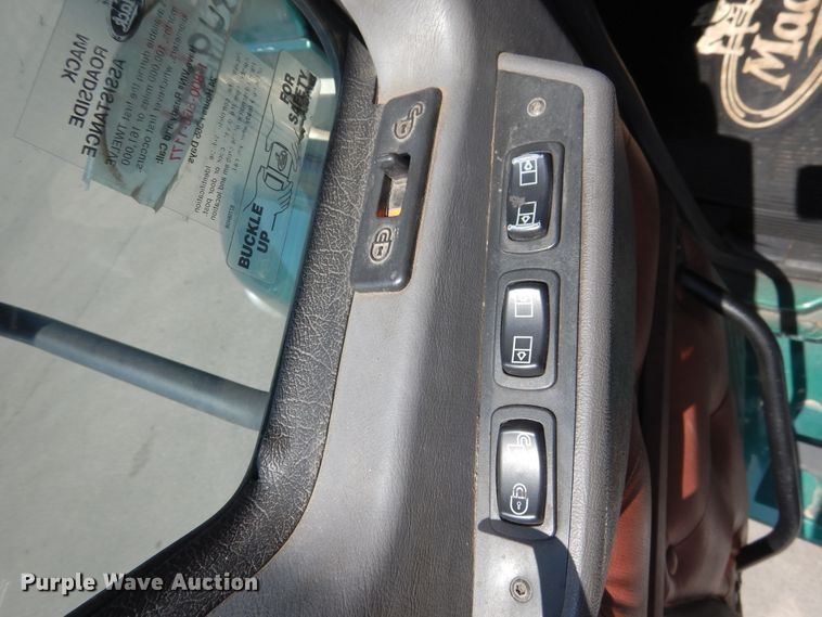 image for item GE9422 2015 Mack CXU613  semi truck