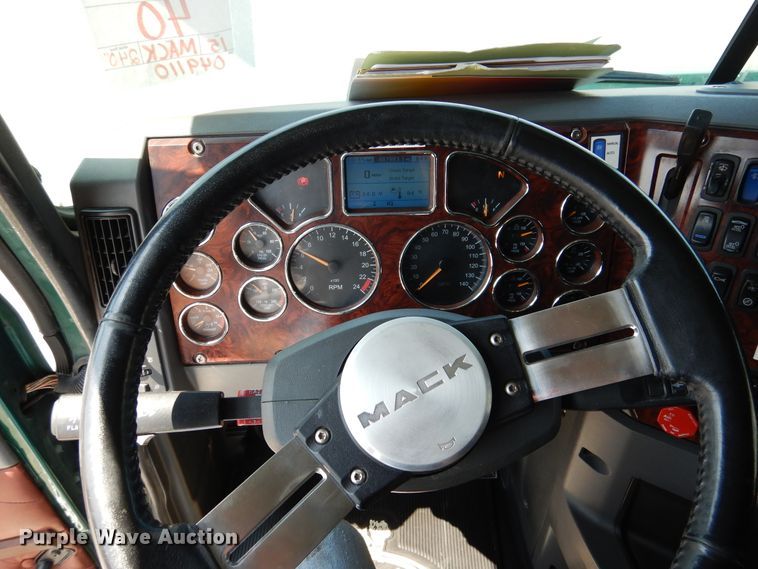 image for item GE9422 2015 Mack CXU613  semi truck