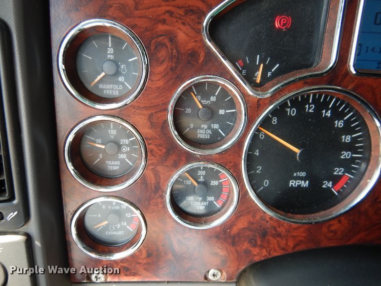 image for item GE9422 2015 Mack CXU613  semi truck