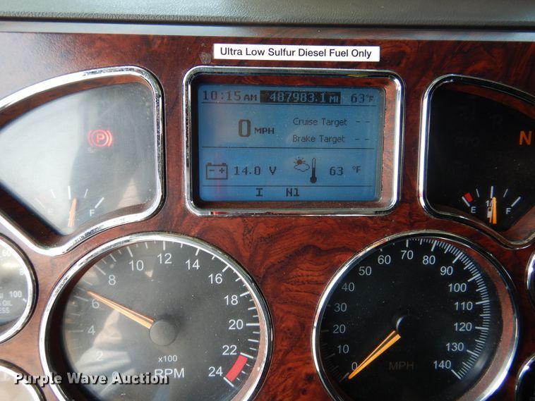 image for item GE9422 2015 Mack CXU613  semi truck