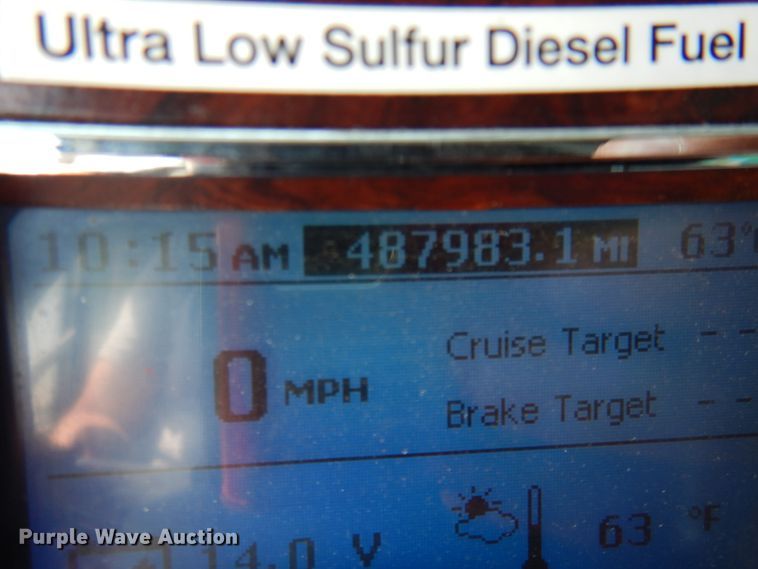 image for item GE9422 2015 Mack CXU613  semi truck