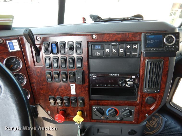 image for item GE9422 2015 Mack CXU613  semi truck