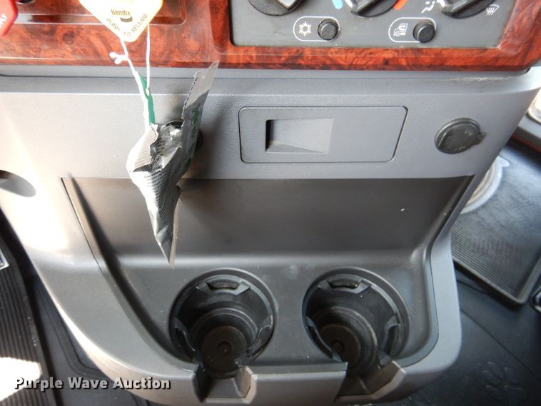 image for item GE9422 2015 Mack CXU613  semi truck