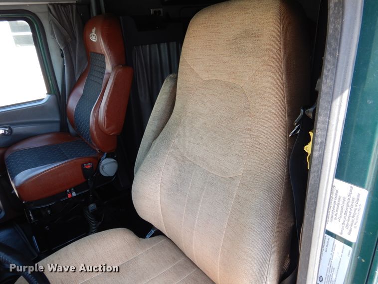 image for item GE9422 2015 Mack CXU613  semi truck