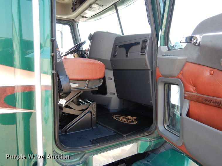 image for item GE9422 2015 Mack CXU613  semi truck