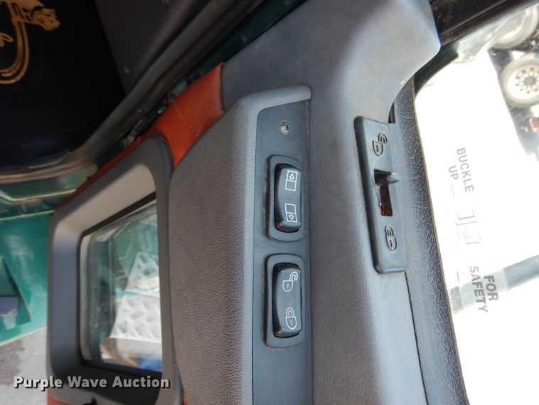 image for item GE9422 2015 Mack CXU613  semi truck