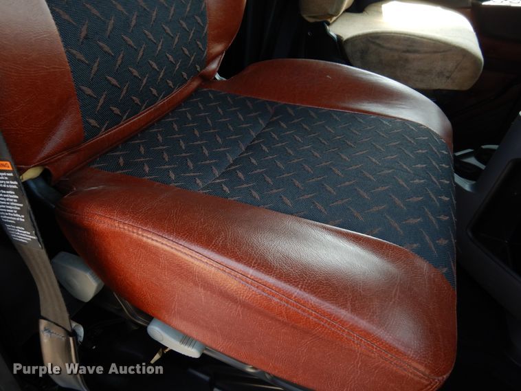 image for item GE9422 2015 Mack CXU613  semi truck