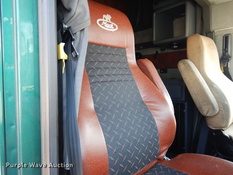 image for item GE9422 2015 Mack CXU613  semi truck