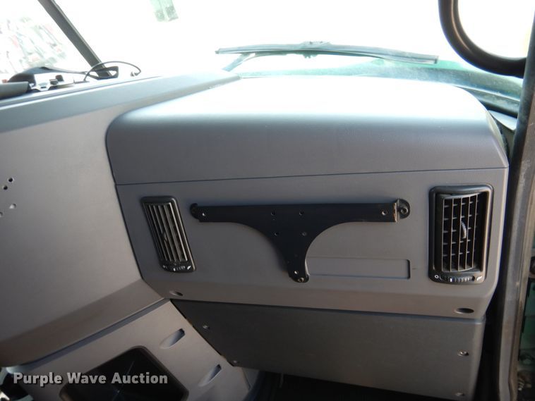 image for item GE9422 2015 Mack CXU613  semi truck