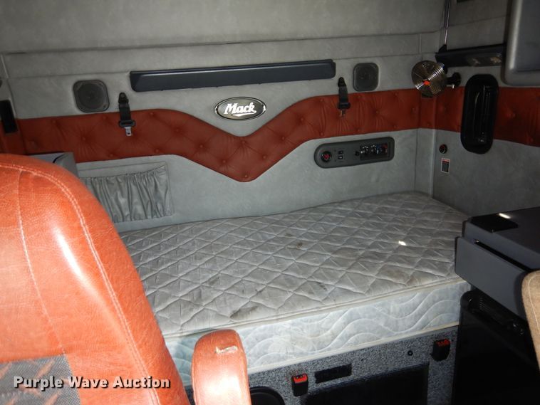 image for item GE9422 2015 Mack CXU613  semi truck