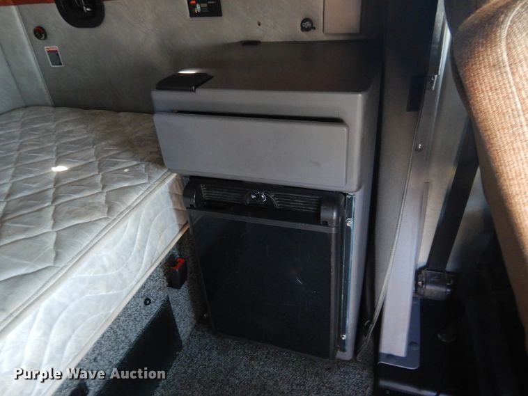 image for item GE9422 2015 Mack CXU613  semi truck