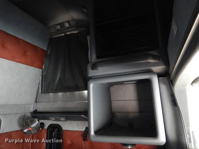 image for item GE9422 2015 Mack CXU613  semi truck