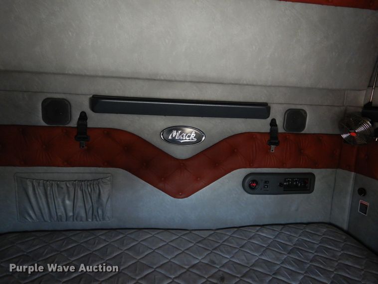 image for item GE9422 2015 Mack CXU613  semi truck