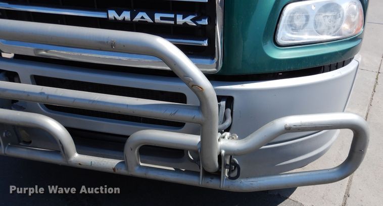 image for item GE9422 2015 Mack CXU613  semi truck