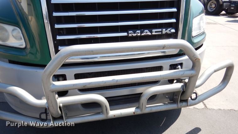 image for item GE9422 2015 Mack CXU613  semi truck