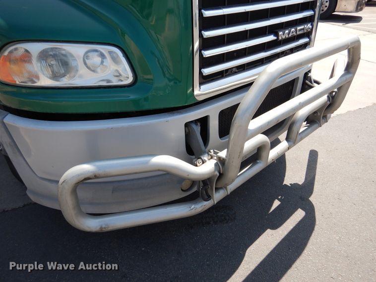 image for item GE9422 2015 Mack CXU613  semi truck