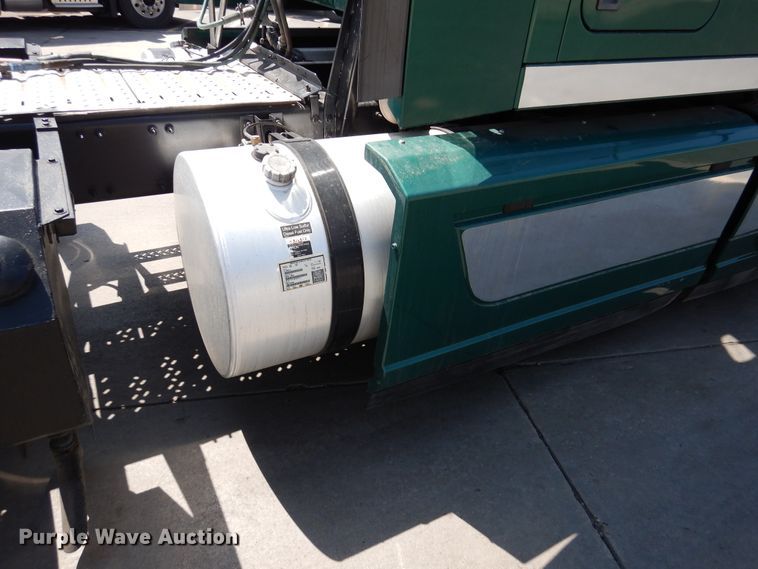 image for item GE9422 2015 Mack CXU613  semi truck