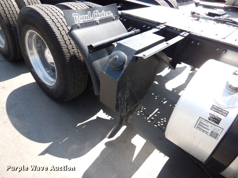 image for item GE9422 2015 Mack CXU613  semi truck