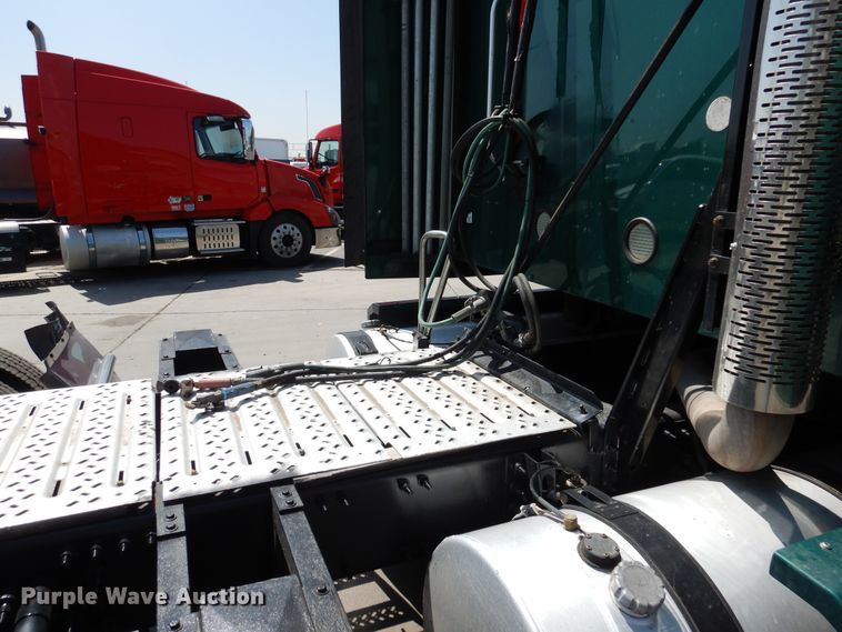 image for item GE9422 2015 Mack CXU613  semi truck