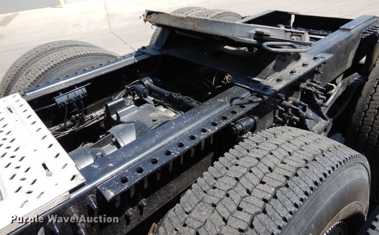 image for item GE9422 2015 Mack CXU613  semi truck