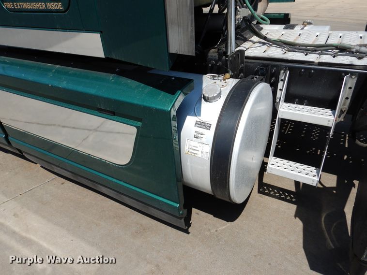 image for item GE9422 2015 Mack CXU613  semi truck