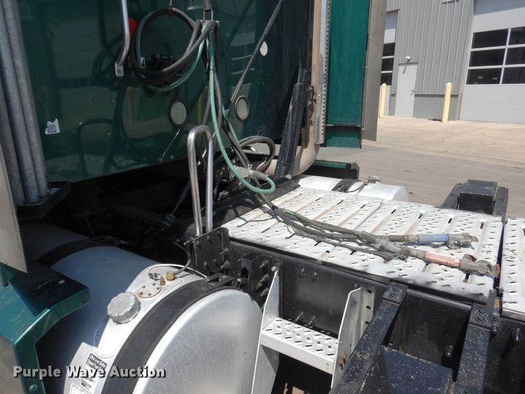 image for item GE9422 2015 Mack CXU613  semi truck