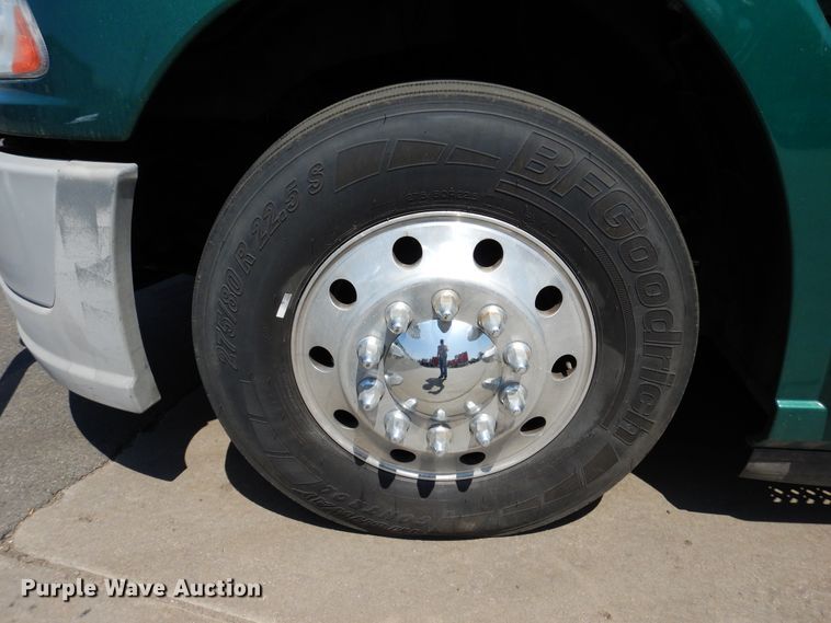 image for item GE9422 2015 Mack CXU613  semi truck