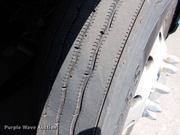 image for item GE9422 2015 Mack CXU613  semi truck