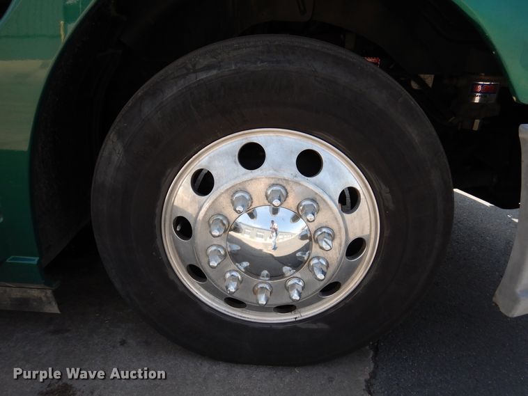 image for item GE9422 2015 Mack CXU613  semi truck