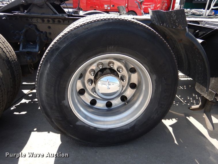 image for item GE9422 2015 Mack CXU613  semi truck