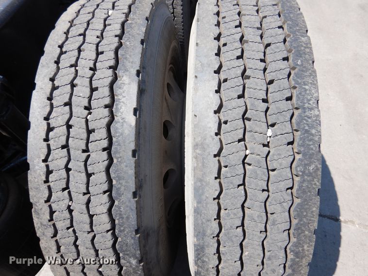 image for item GE9422 2015 Mack CXU613  semi truck